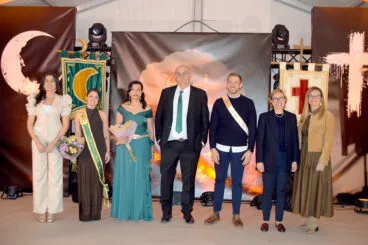 Capitanes Al-Tarik’s, Abanderada Mora y Abanderado Cristiano junto a autoridades municipales y festivas  | Foto JMiC