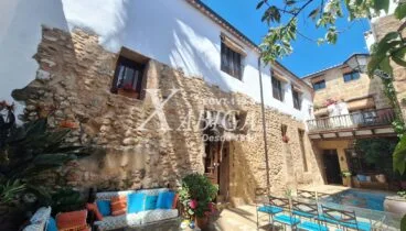 Casa de pueblo en Jávea con fachada de tosca y carácter histórico