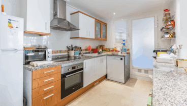 Cuina oberta amb accés al menjador