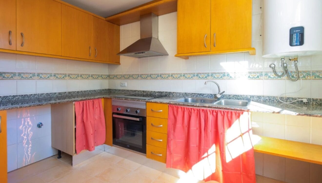 Cuina equipada i funcional en apartament a prop de la platja