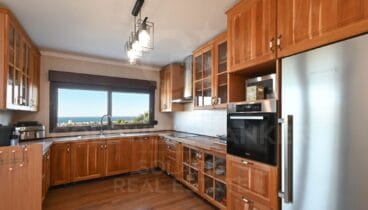 Cuina integrada oberta al saló menjador