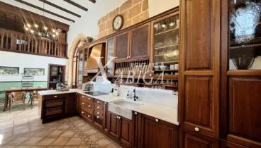 Cocina principal equipada con zona office y acceso exterior
