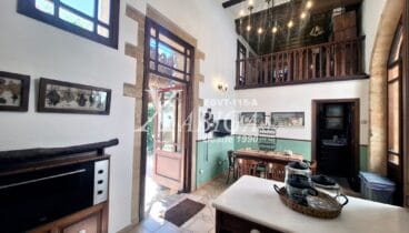 Cuina tradicional amb accés directe a la terrassa