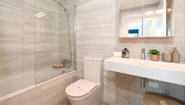 Cuarto de baño funcional y cuidado con acabados modernos