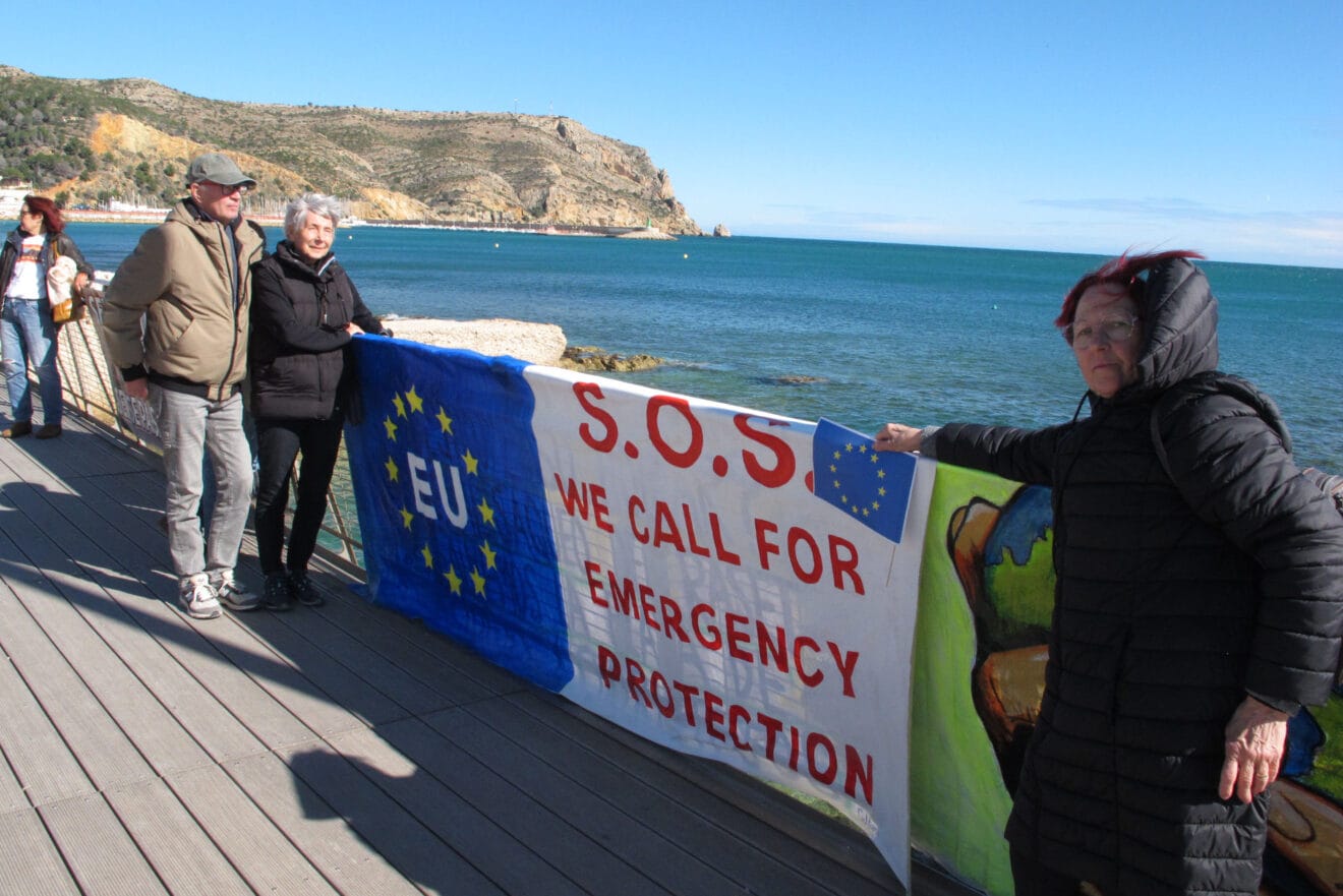 Desenes de persones van fer una caminada en defensa del litoral (1)