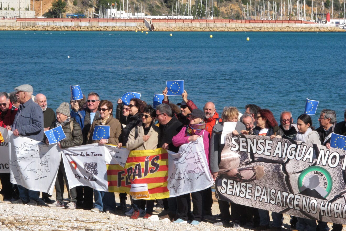 Decenas de personas realizaron una caminata en defensa del litoral (10)