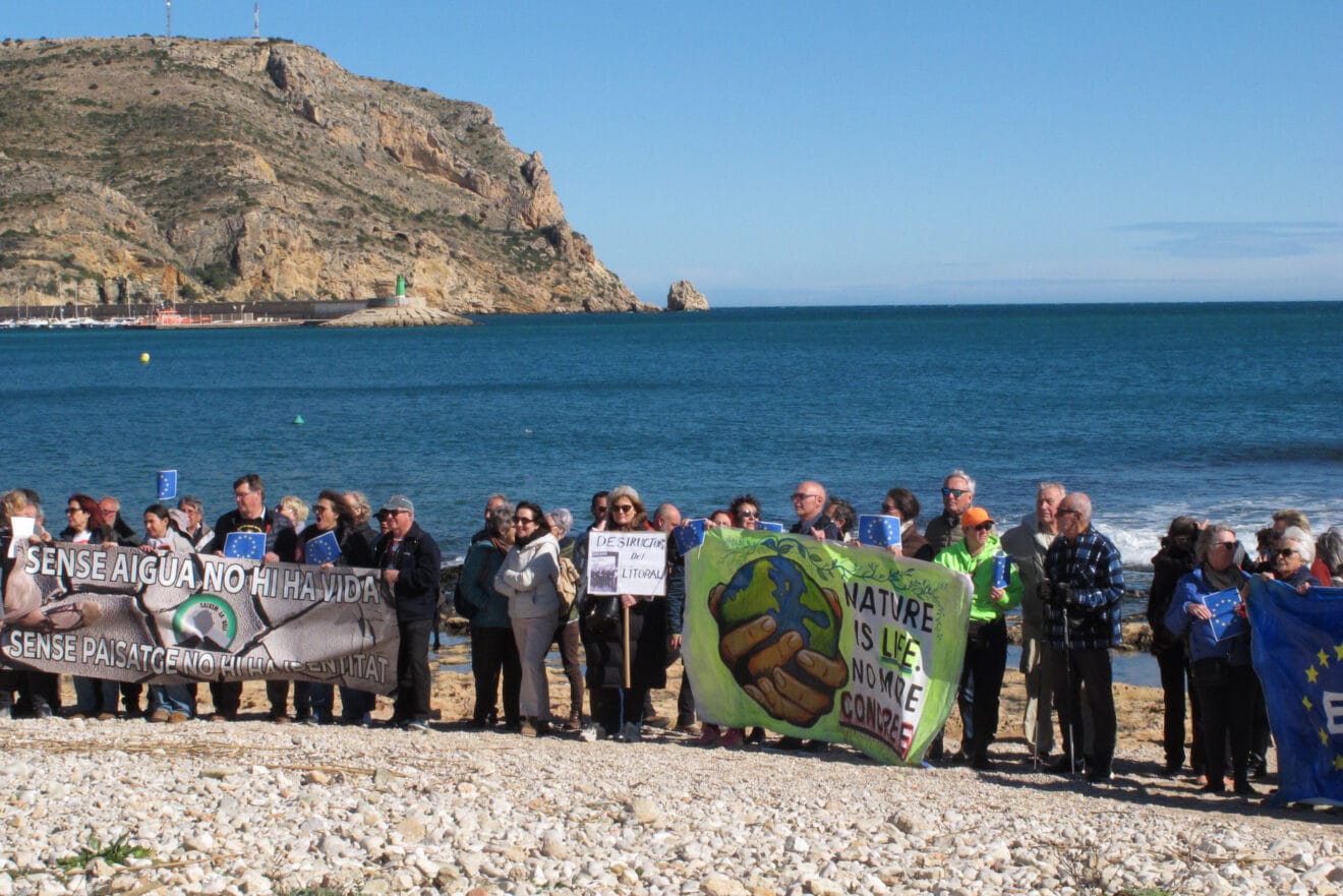 Decenas de personas realizaron una caminata en defensa del litoral (13)