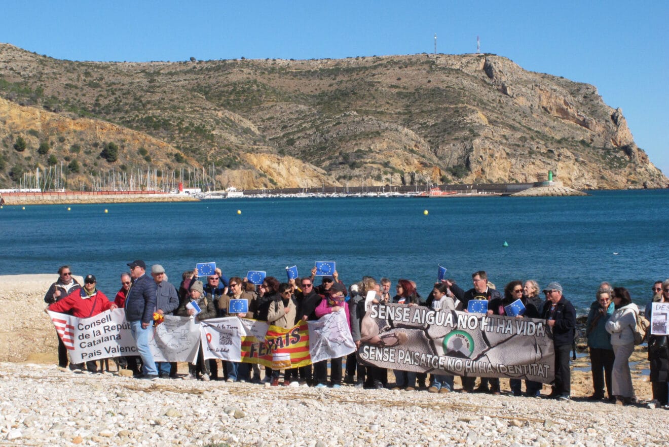 Decenas de personas realizaron una caminata en defensa del litoral (14)