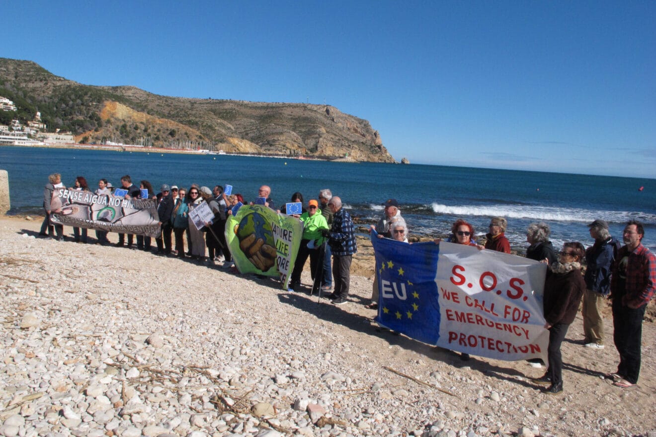Decenas de personas realizaron una caminata en defensa del litoral (2)