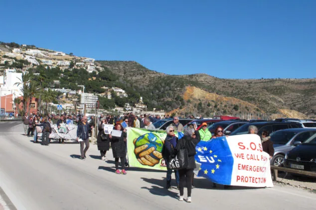 Imagen: Decenas de personas realizaron una caminata en defensa del litoral