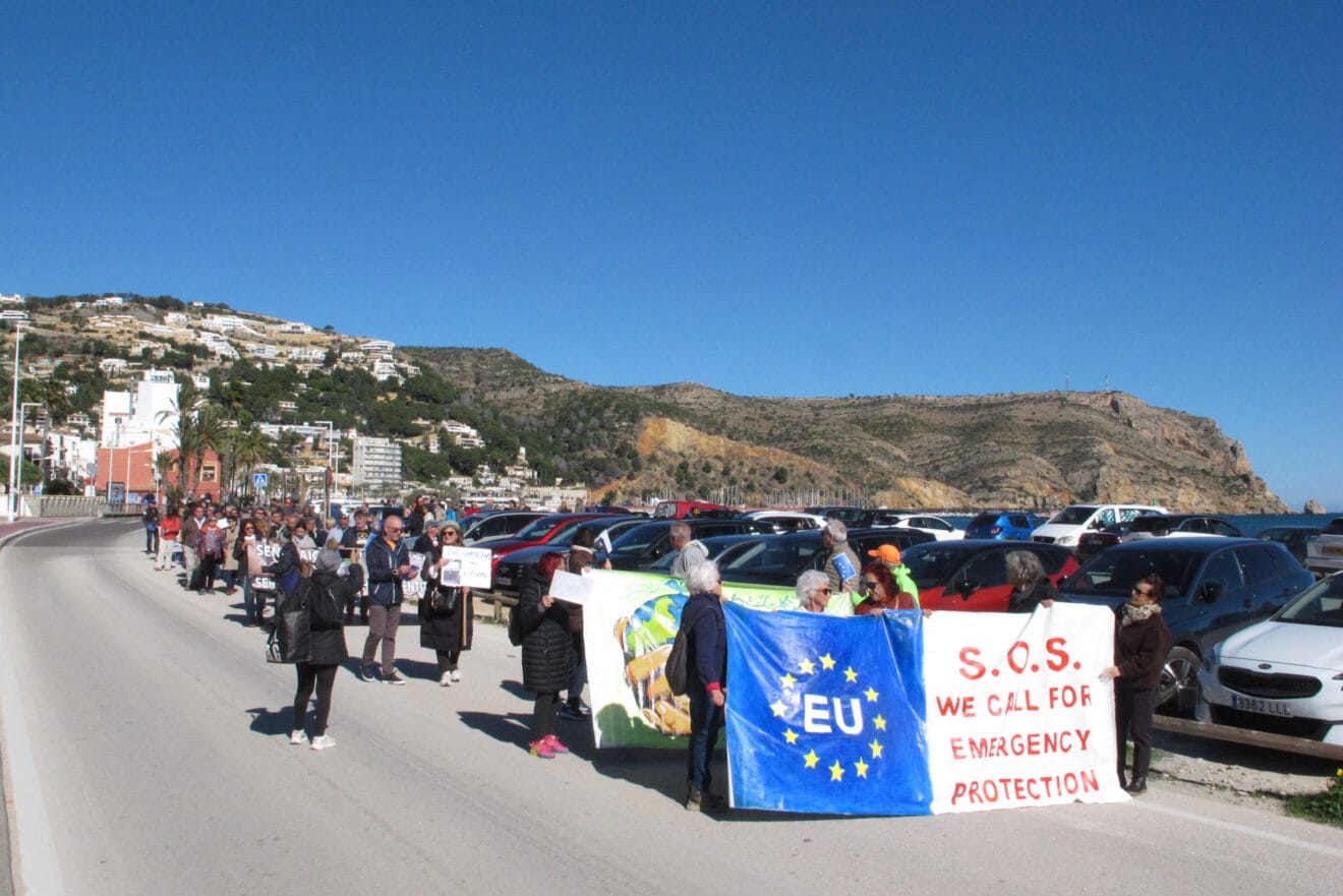 Desenes de persones van fer una caminada en defensa del litoral (26)