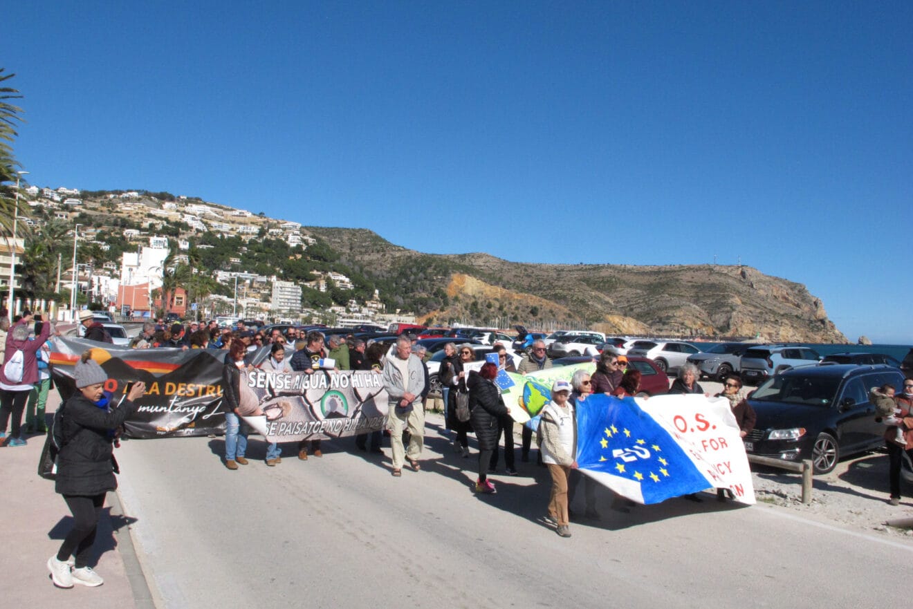Desenes de persones van fer una caminada en defensa del litoral (29)