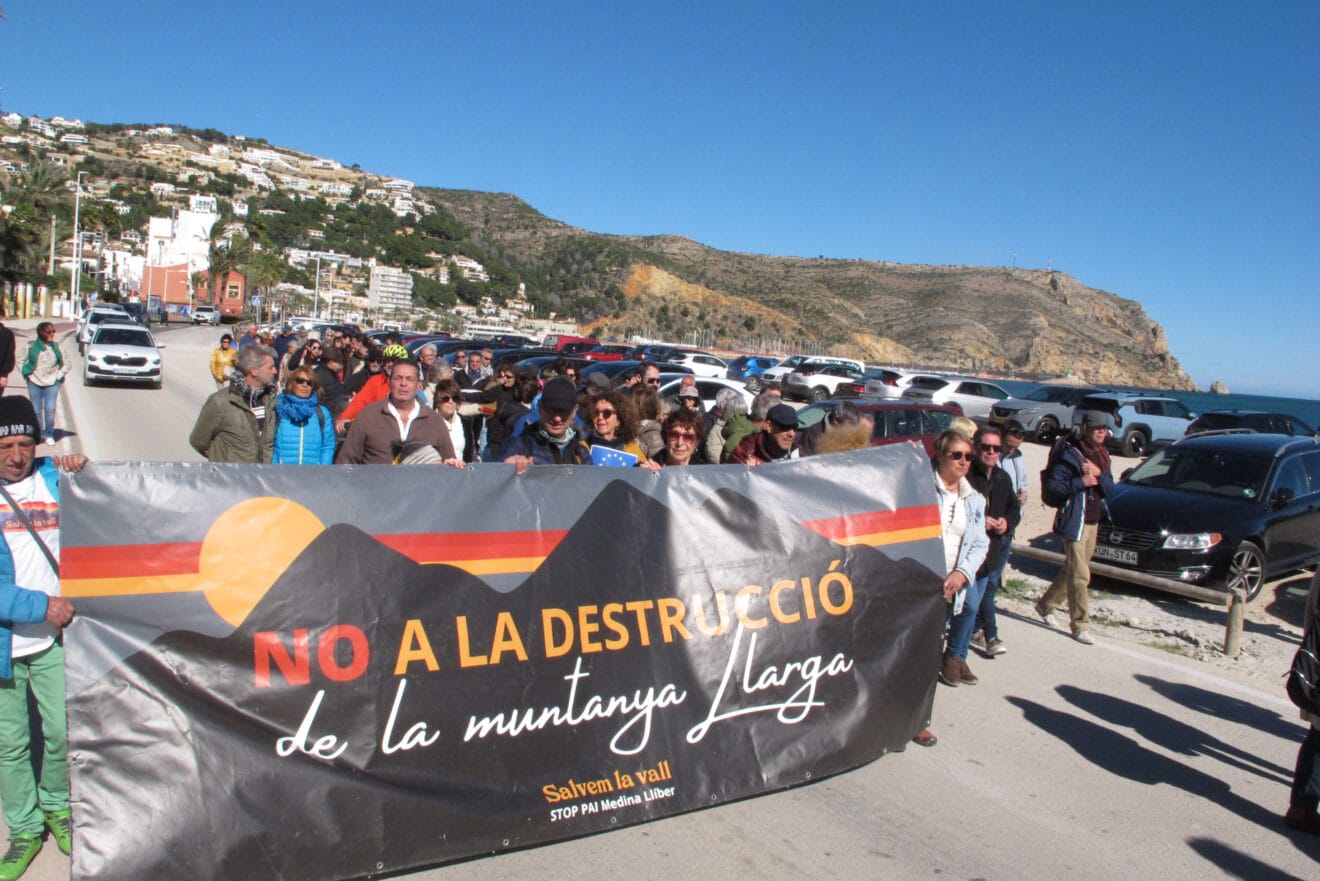 Pancartas en la caminata por defender el litoral