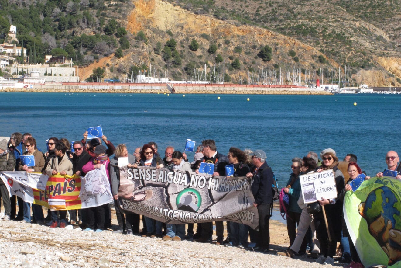 Decenas de personas realizaron una caminata en defensa del litoral (5)