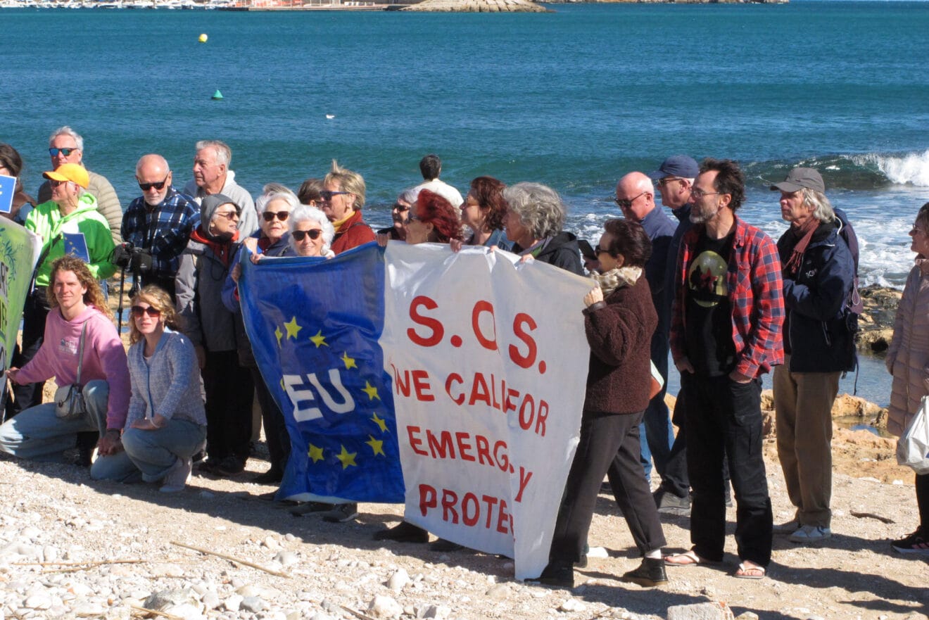 Desenes de persones van fer una caminada en defensa del litoral (7)