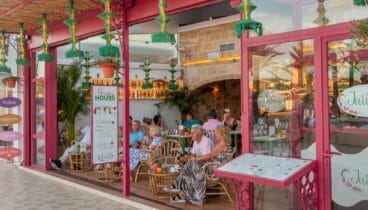 Decoración sofisticada en un bistró costero con esencia relajada