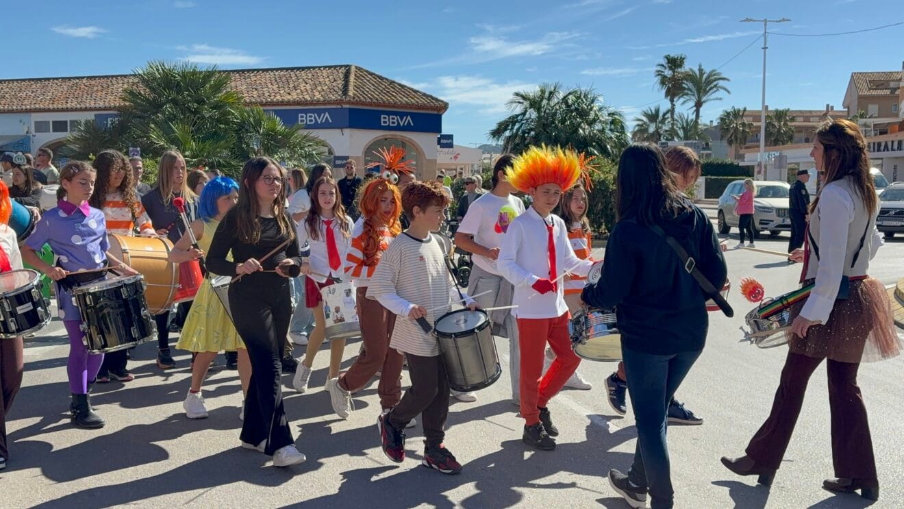 Alumnes de 6è amb la batucada a la desfilada Carnestoltes del CP L'Arenal de Xàbia