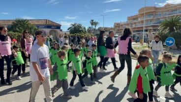 Grup d'alumnes a la desfilada Carnestoltes CP L'Arenal