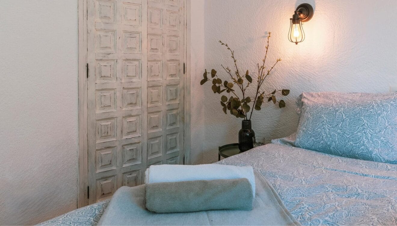 Dormitorio con cama doble y aire acondicionado en Jávea