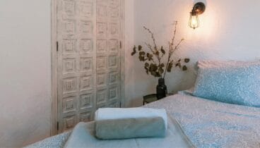 Dormitori amb llit doble i aire condicionat a Xàbia