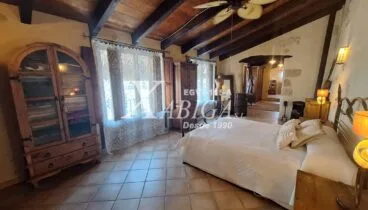 Dormitorio doble luminoso con espacio funcional