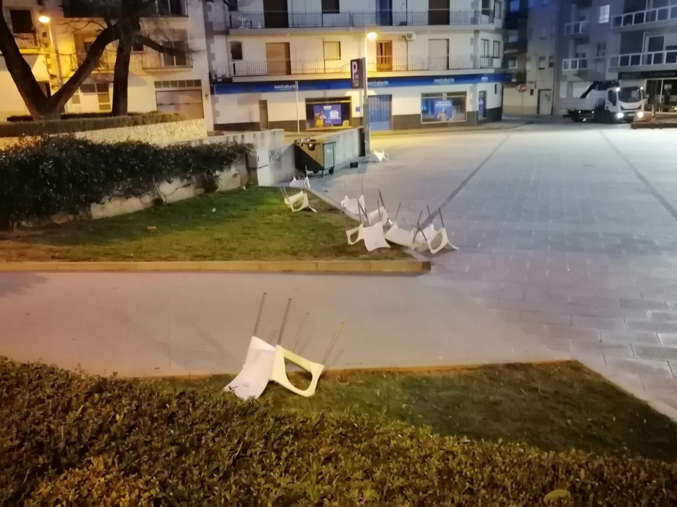Sillas desplazadas por toda la plaza a causa del viento