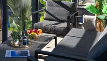 Espacio exterior diseñado para la lectura y el descanso en Jávea