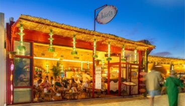 Espacio gastronómico acogedor con ambiente de chiringuito elegante