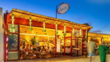 Espacio gastronómico acogedor con ambiente de chiringuito elegante