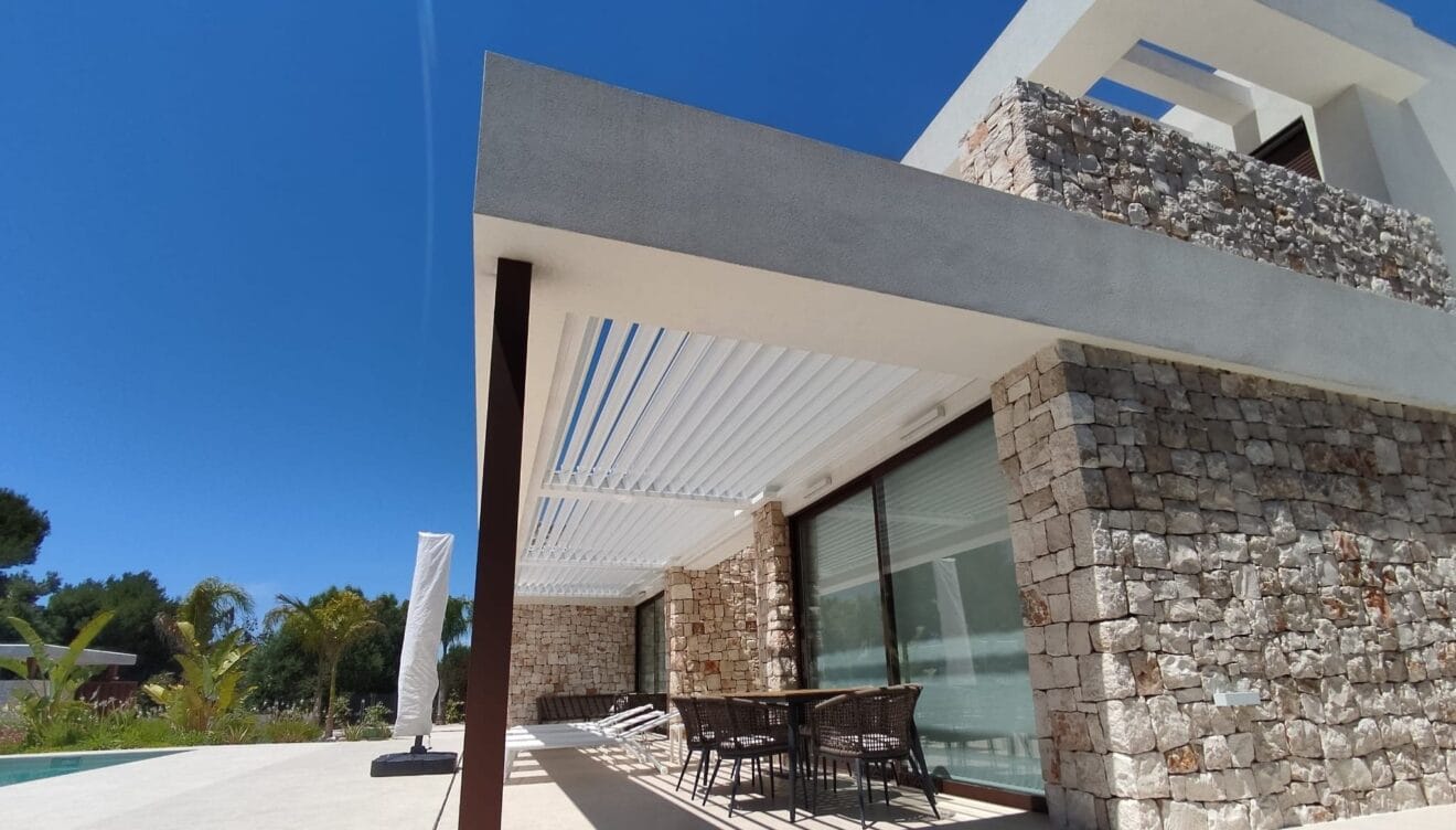 Estructura bioclimática de aluminio integrada en arquitectura moderna de alta gama
