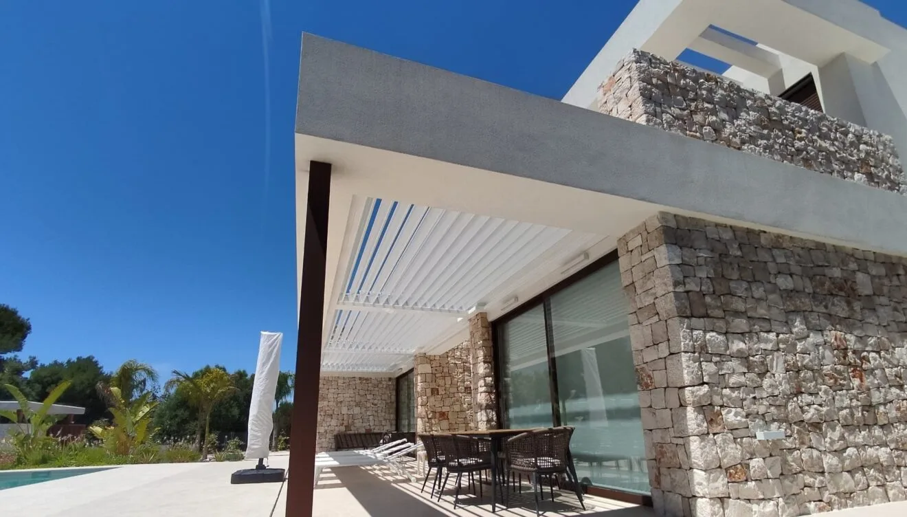 Estructura bioclimática de aluminio integrada en arquitectura moderna de alta gama