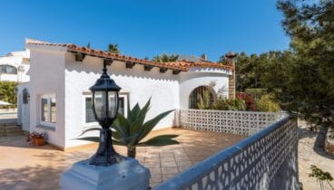 Exterior de Casa Nero a Xàbia amb piscina privada i terrassa àmplia