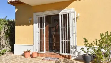 Exterior luminoso con jardín fácil de mantener