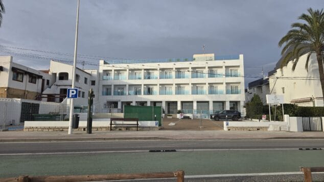 Abbildung: Fassade des Hotels Solymar