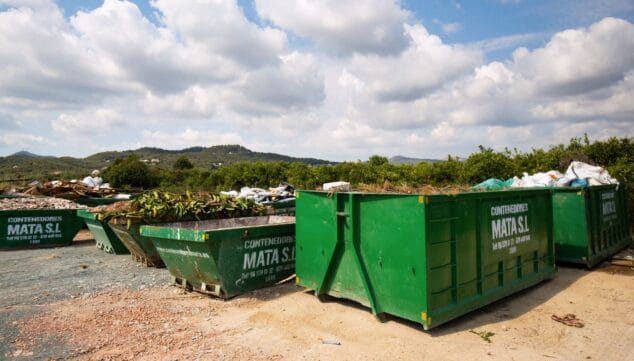 Imagen: Flota de contenedores preparados para el servicio diario en Dénia, Xàbia y la Marina Alta