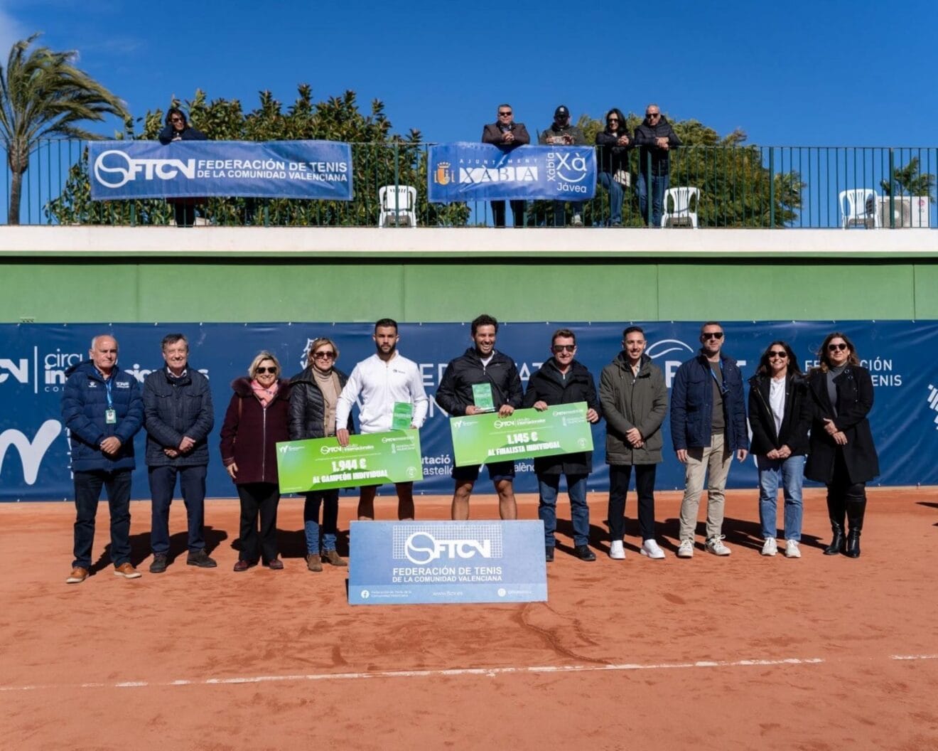 Foto de família de jugadors, autoritats i organitzadors durant el lliurament de premis del torneig ITF celebrat a Xàbia