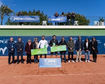 Foto de família de jugadors, autoritats i organitzadors durant el lliurament de premis del torneig ITF celebrat a Xàbia