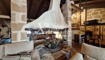 Gran saló amb llar de foc i múltiples opcions d´ús