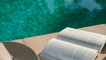 Hotel con diseño minimalista y cromatismo neutro