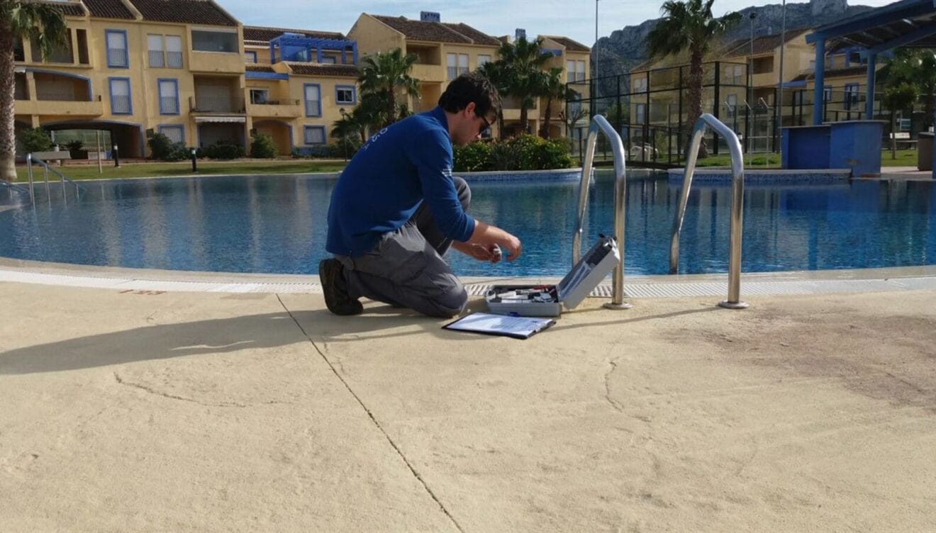 Instalación de bombas y filtración para piscinas