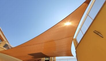 Instal·lació de tendal vela de disseny per a ombra en jardins moderns de Dénia