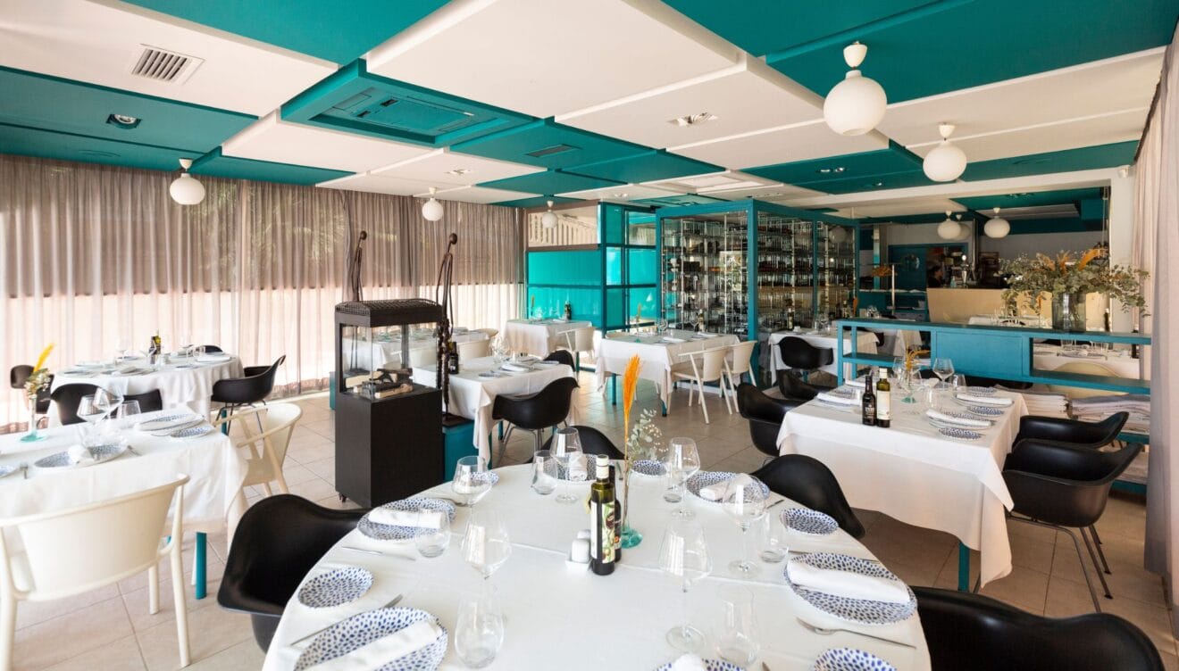 Interior con decoración inspirada en el mundo marítimo en restaurante de Jávea