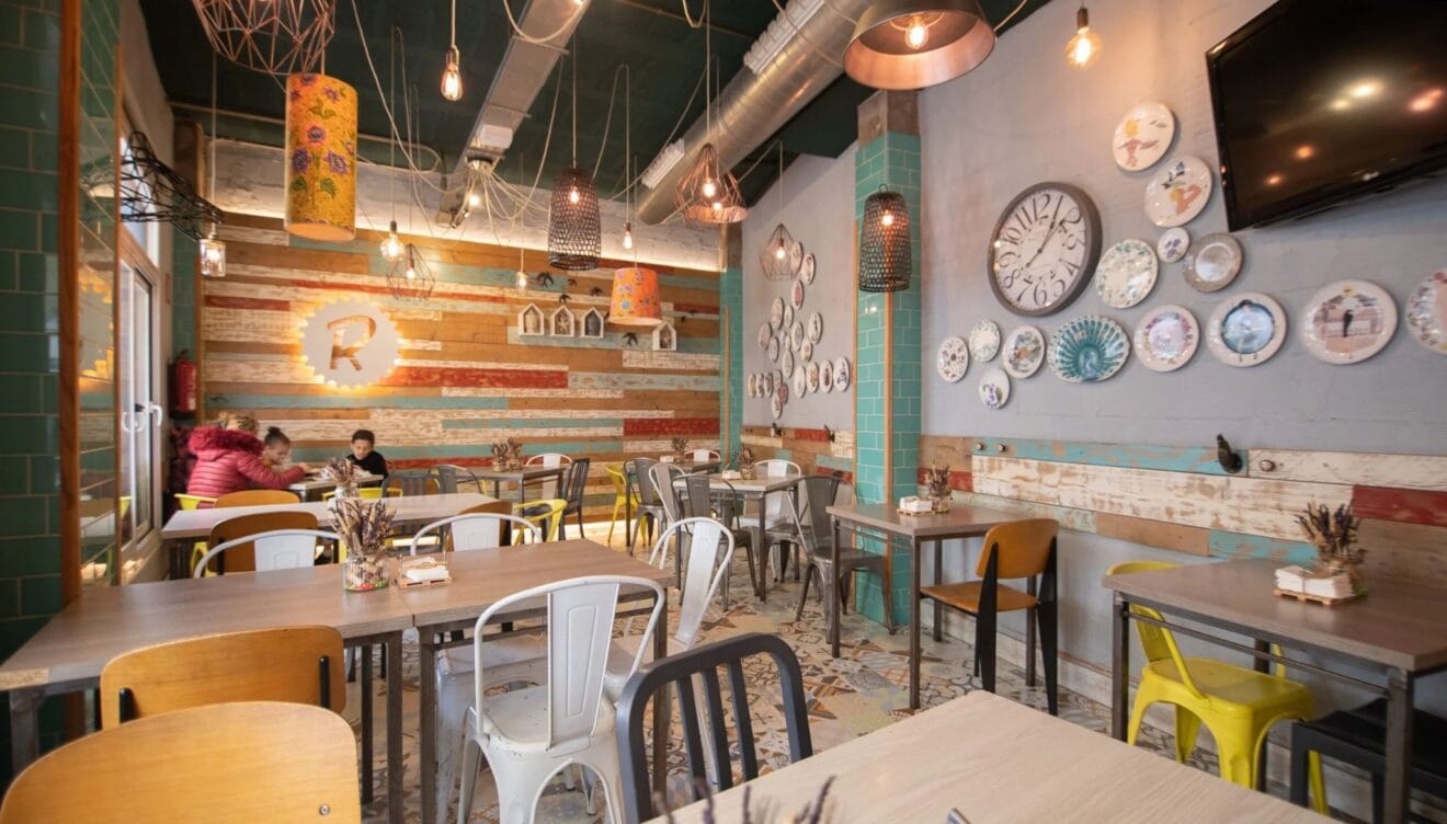 Interior decorat amb ambient càlid i familiar