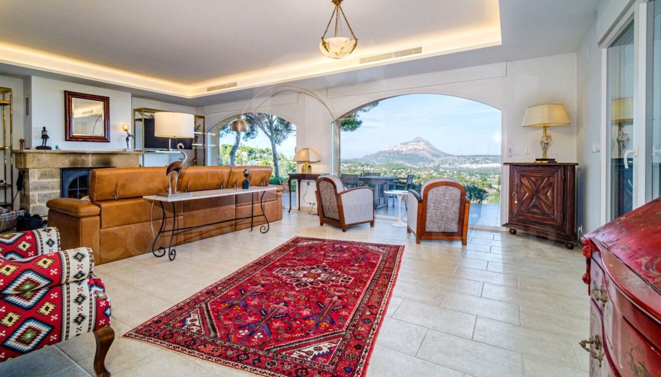 Interior luminoso con diseño moderno y funcional