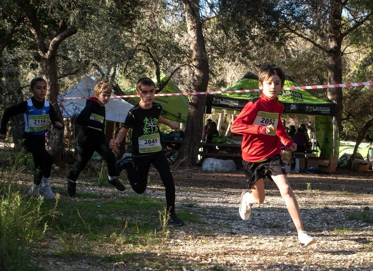 Jóvenes corredores en el Mini Trail 2026