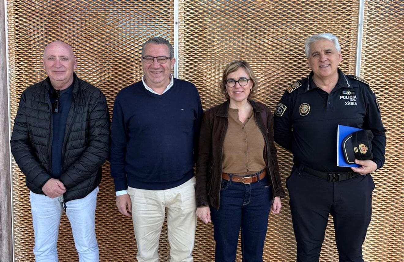 D'esquerra a dreta: Juan Ortolà, regidor d'Emergències; el president de la Diputació dAlacant; Rosa Cardona, alcaldessa de Xàbia; i José Antonio Monfort, cap de la Policia Local, després de la reunió de treball
