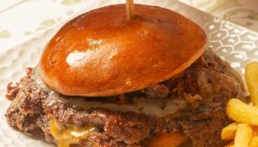 Jugosas y llenas de sabor, así son las Smashburguers de Julieta en su Balcón