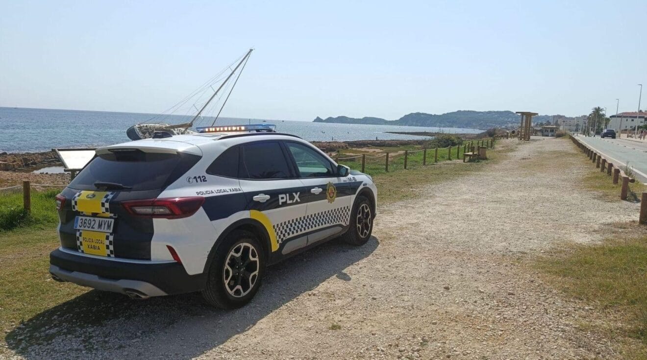 La Policía Local de Xàbia durante un servicio ordinario en el municipio (archivo)