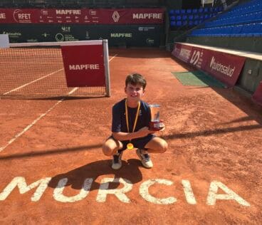Luca Barclay amb un dels trofeus