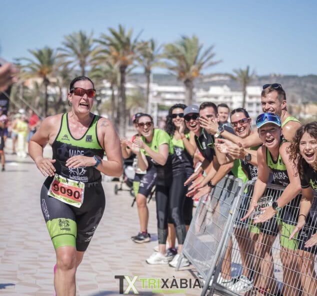 Bild: Madelane, angefeuert von den Athleten des Vereins während der TriXàbia